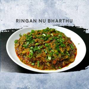 A plate of Ringan Nu Bharthu, a traditional Gujarati dish made with eggplant.