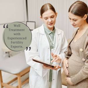 Doctor explaining treatment plan to a pregnant patient using a tablet.