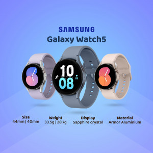 Three Samsung Galaxy Watch5 smartwatches in different colors displayed on a blue gradient background.