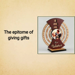 Wooden rotating calendar with a photo insert, ideal as a personalized gift.