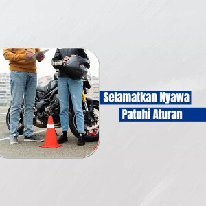 Police officer stopping a motorcyclist for a document check, promoting road safety.